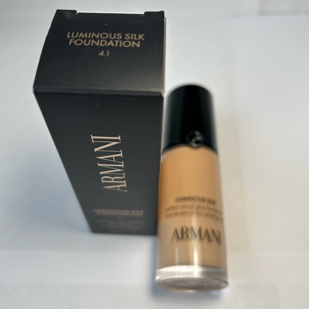 NWT🌷Armani Luminous Silk Natural Glow Blurring Foundation 24H Wear in #4.1 - Picture 2 of 3